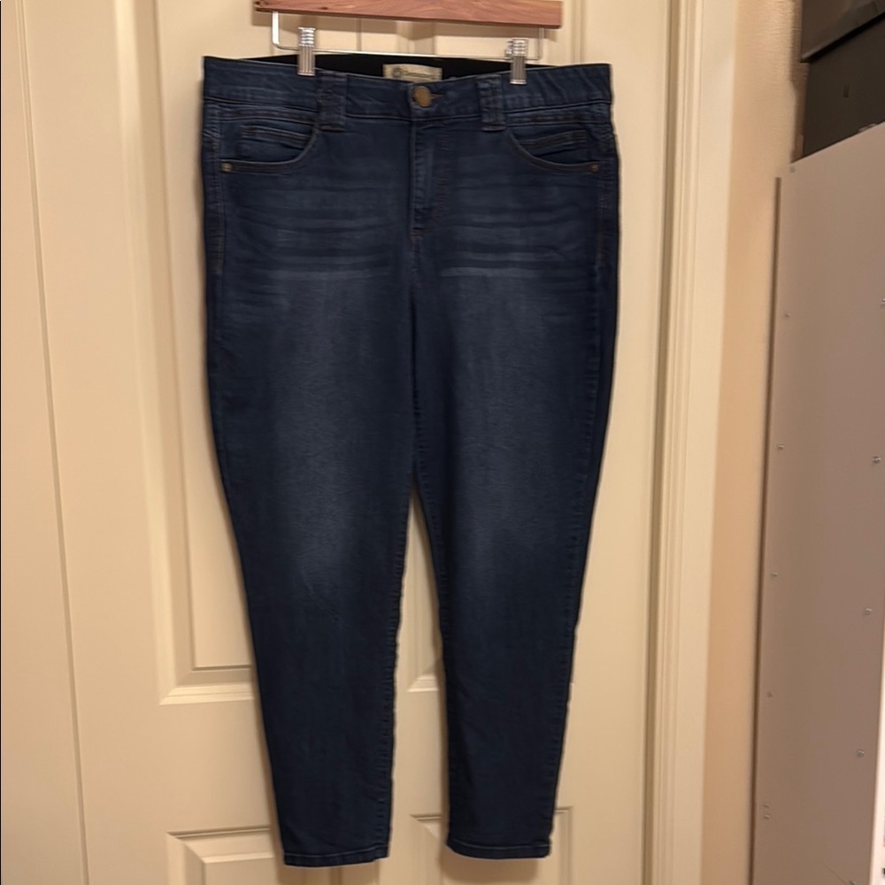 Democracy Blue Ankle Cropped Jeans with Tapered Fit